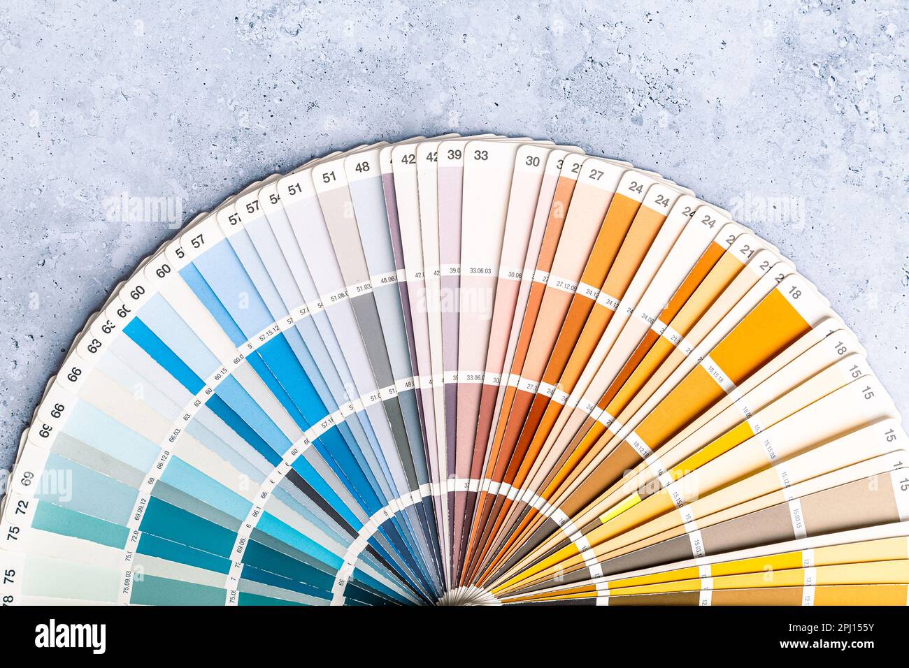 Industrieller Farbpalettenführer des Katalogs mit Farbmustern auf grauem Hintergrund Stockfoto