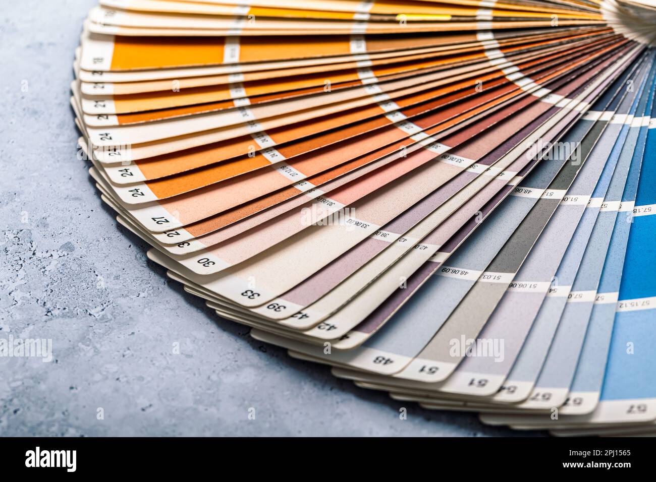 Industrieller Farbpalettenführer des Katalogs mit Farbmustern auf grauem Hintergrund, selektiver Fokus Stockfoto