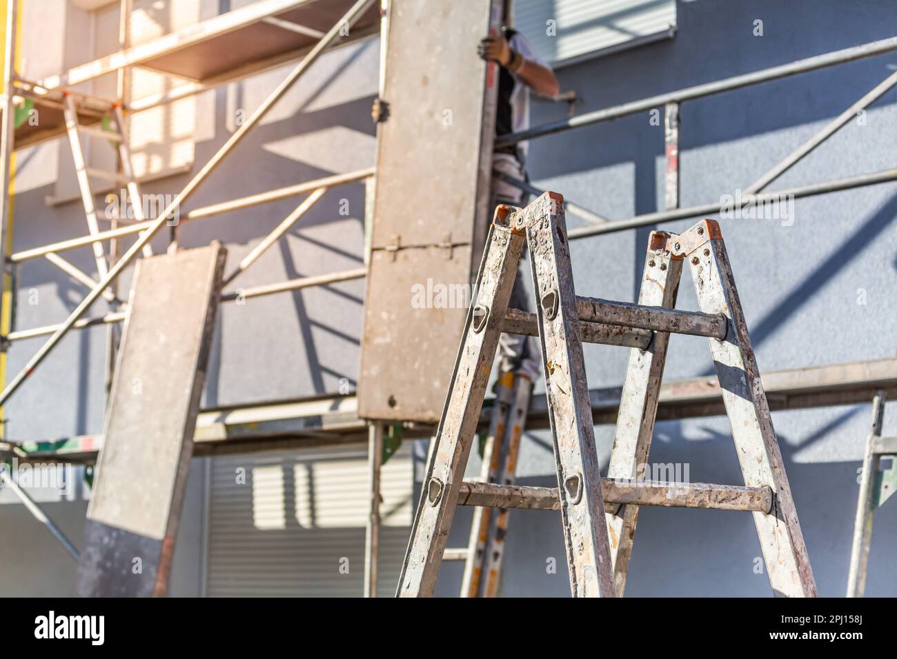 Modernes Haus im Bau mit Gerüststplattform. Neu gebautes Wohngebäude Stockfoto