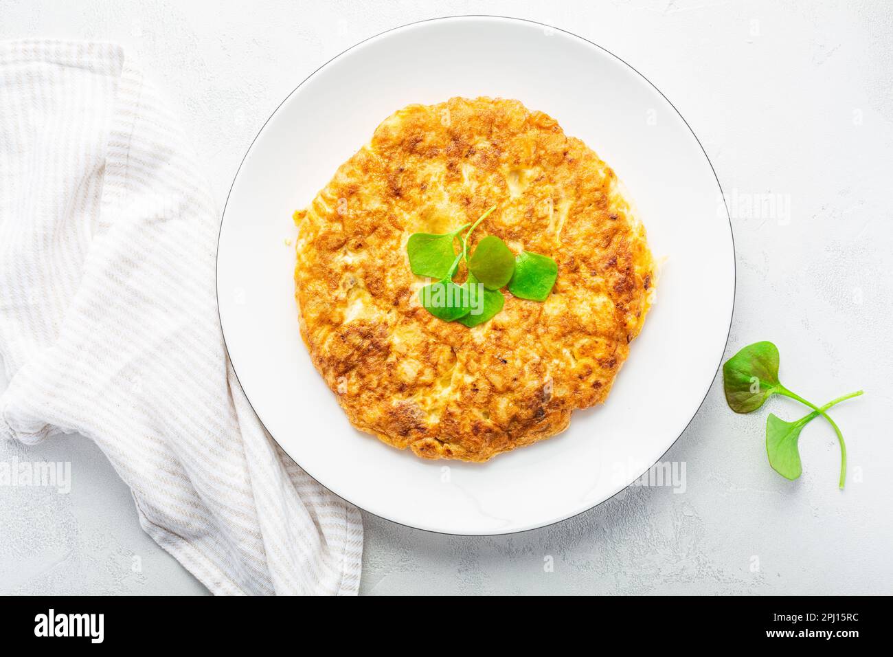 Spanisches Omelett (Tortilla de patatas) mit Kartoffeln und Zwiebeln, typisch spanische Küche. Stockfoto