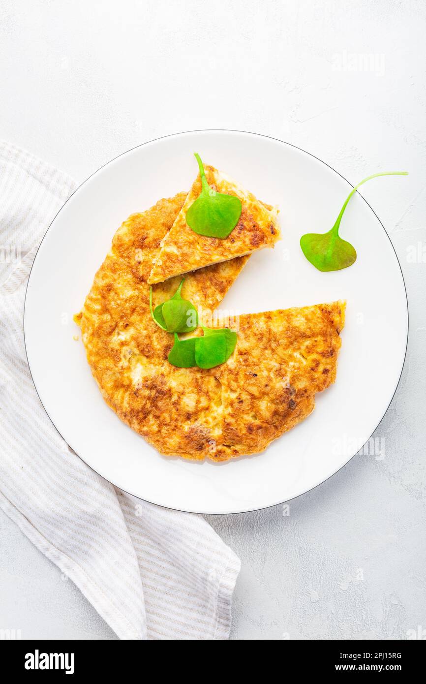 Spanisches Omelett (Tortilla de patatas) mit Kartoffeln und Zwiebeln, typisch spanische Küche. Stockfoto