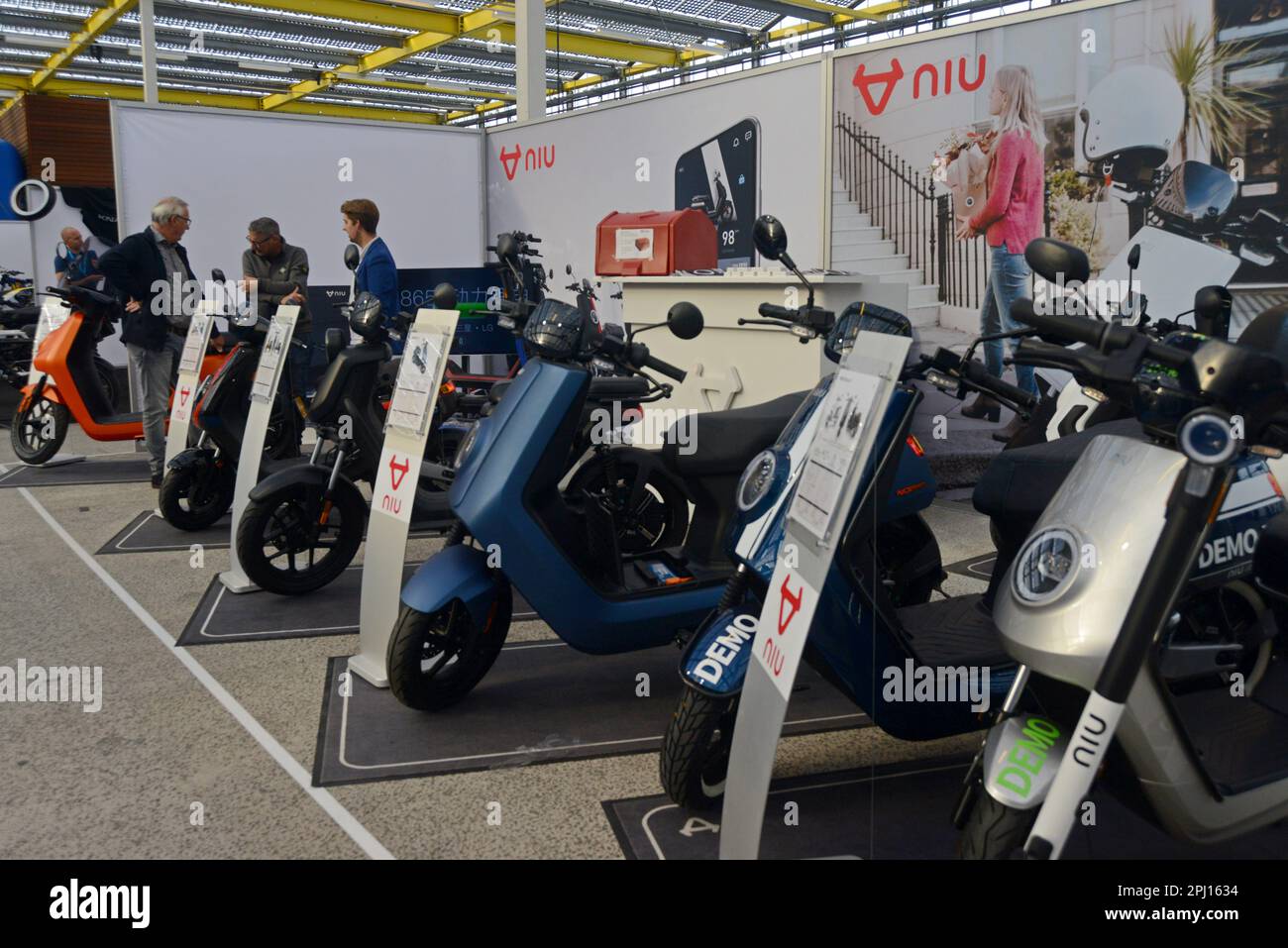 NIU Electric Roller auf der World of eMobility Show Haarlem, November 2022 Stockfoto