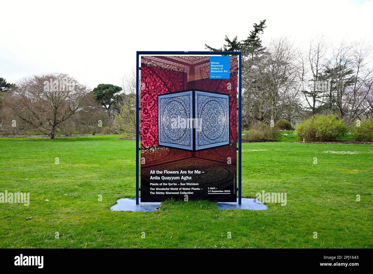 Die Künstler Anita Quayyum Agha und Sue Wickison präsentieren im April neue Werke in der Shirley Sherwood Gallery of Botanical Art Kew GAardens . Diese Tandemausstellung befasst sich mit Themen des Glaubens und des kulturellen Austauschs und schafft eine einzigartige Ausstellung atemberaubender zeitgenössischer Skulpturenarbeiten zusammen mit Details botanischer Aquarellgemälde . Jedes Kunstwerk bietet Besuchern die Möglichkeit , eine Pause einzulegen , über die natürliche Welt nachzudenken und darüber zu meditieren , wie sie sich in verschiedenen Kunstformen wiederfindet , und ihre eigene Verbindung zur Natur zu schätzen , wenn sie Schutz braucht . Stockfoto