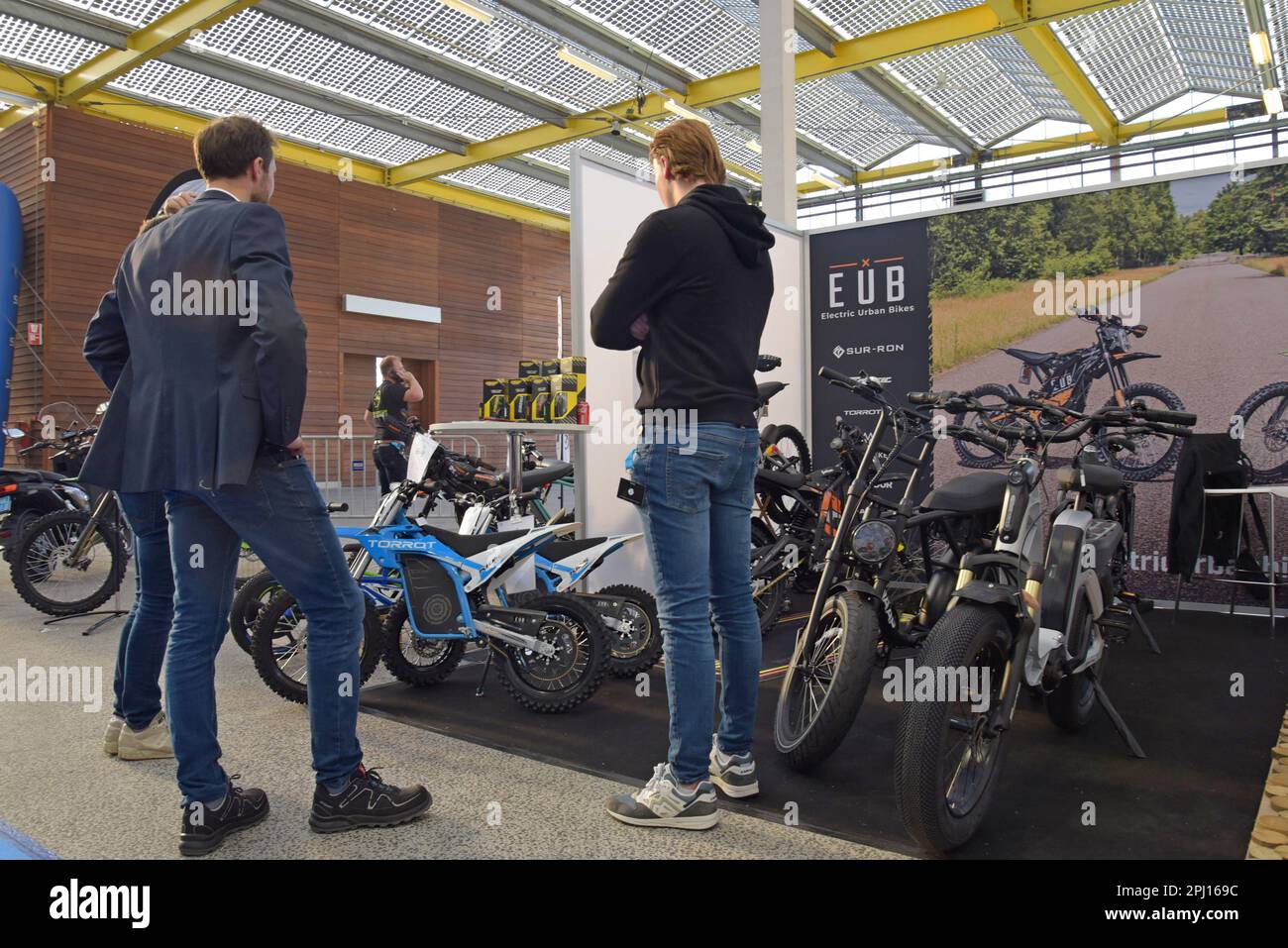 Auf der World of eMobility Show Haarlem Nov 2022 werden E-Bikes und Motorroller ausgestellt Stockfoto