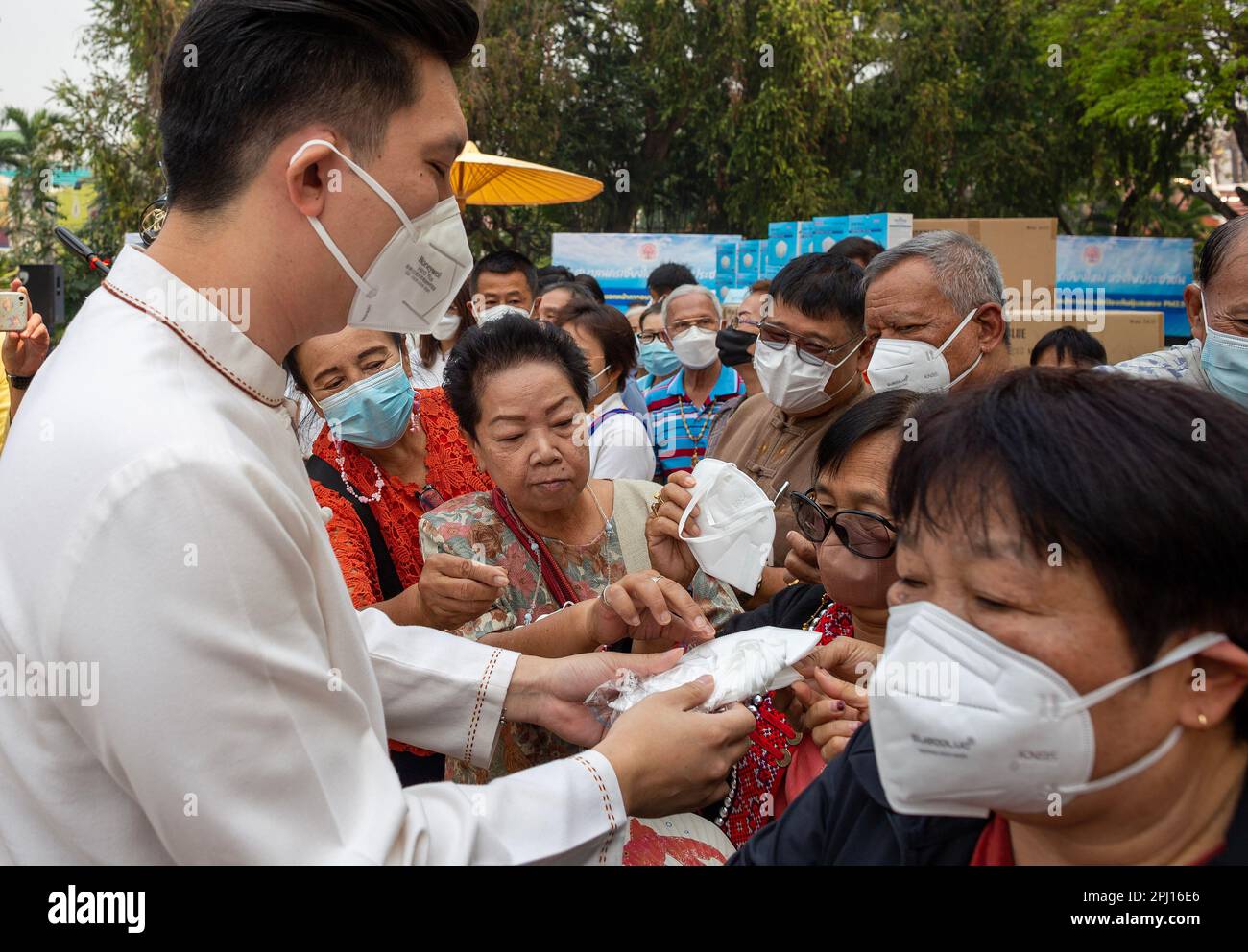 Chiang Mai, Thailand. 30. März 2023. Asanee Buranupakorn (L), Bürgermeister der Stadt Chiang Mai, vergibt KN95 Gesichtsmasken an die Einwohner der Gemeinde Chiang Mai. Chiang Mai wurde zu einer stark verschmutzten Stadt durch Waldbrände, die von Landwirten verursacht wurden, die ihre Felder für neue Pflanzen vorbereiten. Die Umweltschutzbehörde (PCD) berichtete, dass der PM2,5-Staub in der Atmosphäre in Chiang Mai 182 Mikrometer beträgt, was den Standardwert von 32-182 Mikrometer überschritten hat. Waldbrände und landwirtschaftliche Verbrennung tragen zur Verschlechterung der Luftqualität in der Provinz bei und verursachen gesundheitliche Probleme. (Kreditbild: Stockfoto