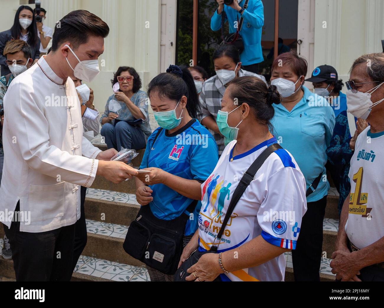 Chiang Mai, Thailand. 30. März 2023. Asanee Buranupakorn (L), Bürgermeister der Stadt Chiang Mai, vergibt KN95 Gesichtsmasken an die Einwohner der Gemeinde Chiang Mai. Chiang Mai wurde zu einer stark verschmutzten Stadt durch Waldbrände, die von Landwirten verursacht wurden, die ihre Felder für neue Pflanzen vorbereiten. Die Umweltschutzbehörde (PCD) berichtete, dass der PM2,5-Staub in der Atmosphäre in Chiang Mai 182 Mikrometer beträgt, was den Standardwert von 32-182 Mikrometer überschritten hat. Waldbrände und landwirtschaftliche Verbrennung tragen zur Verschlechterung der Luftqualität in der Provinz bei und verursachen gesundheitliche Probleme. (Kreditbild: Stockfoto