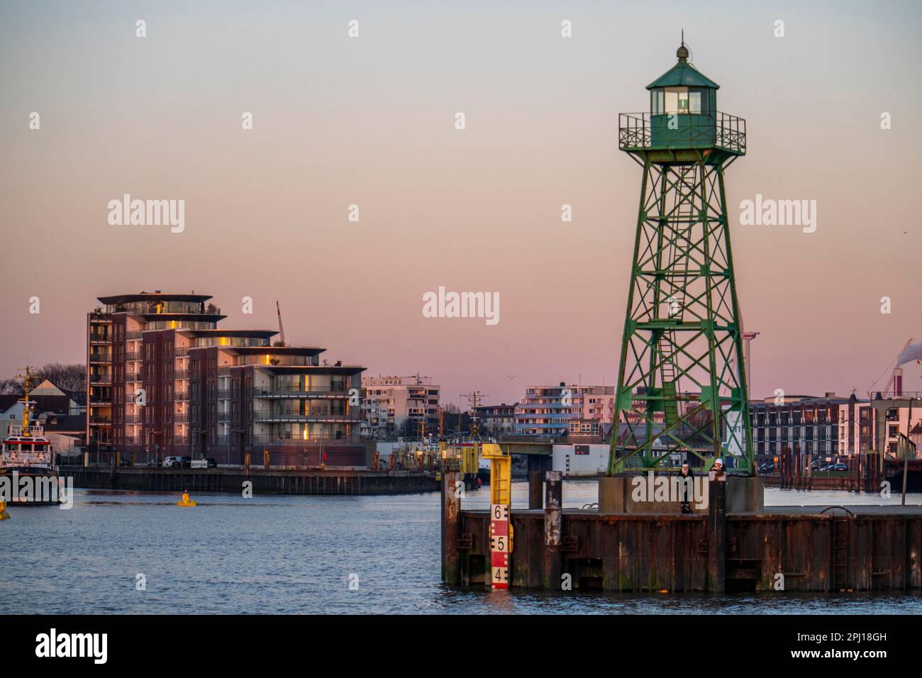Skyline von Bremerhaven, Blick über die Weser, Leuchtturm an der Mündung der Geeste, Hafen der Weser-Fähre, Schifffahrtszeichen, Bremen, Deutschland, Stockfoto