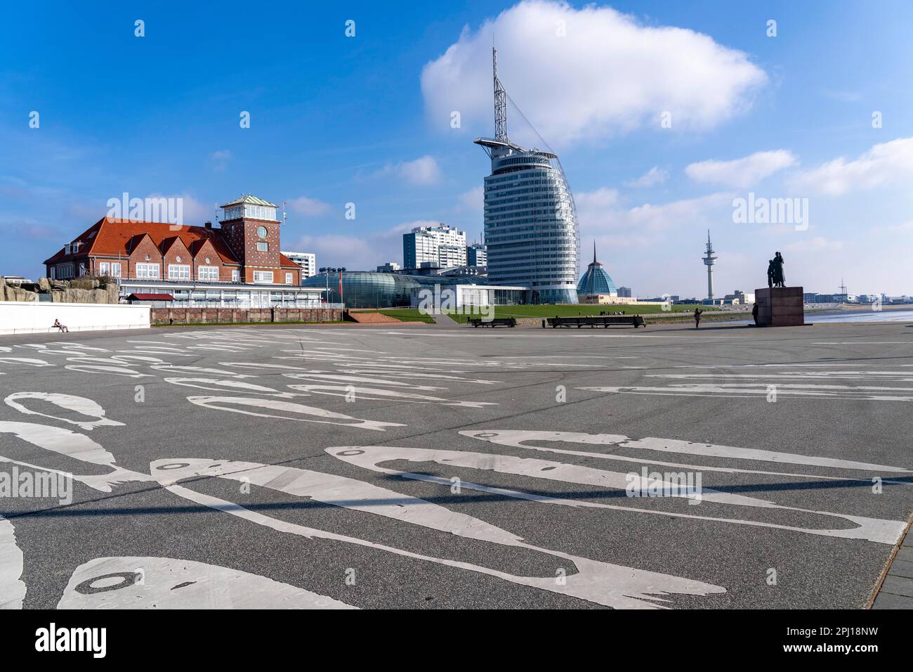 Skyline von Bremerhaven, Hochhaus des Atlantic Sail City Hotels, Frontlicht von Bremerhaven, rot-weiß gestreifter Leuchtturm am Willy-Brandt-Platz am SE Stockfoto
