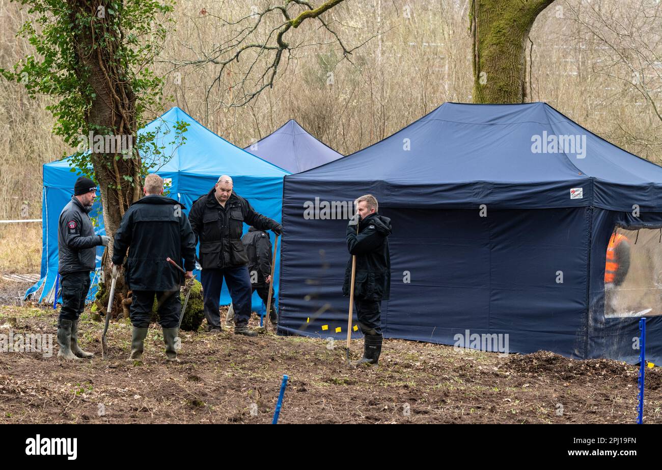 Die Polizei sucht im Wald nach den Überresten von Jason Martin-Smith, der im Jahre 2001, 28 Jahre alt, über 20 Jahre alt als Agho getötet wurde. Seine Leiche wurde nie gefunden, obwohl der Hus-Mörder Mark Searle für 29 Jahre wegen seines Mordes eingesperrt wurde. Battle, East sussex. Mehrere Polizeibeamte haben in der Nähe der Marley Lane in Battle ermittelt, mit einem blauen Zelt, das neben dem Gelände errichtet wurde. Am 30. März 2023 wurde die Ermordung des Opfers, die 2001 stattfand, aufgeklärt, aber die Polizei konnte den Aufenthaltsort der Leiche nicht finden. Stockfoto