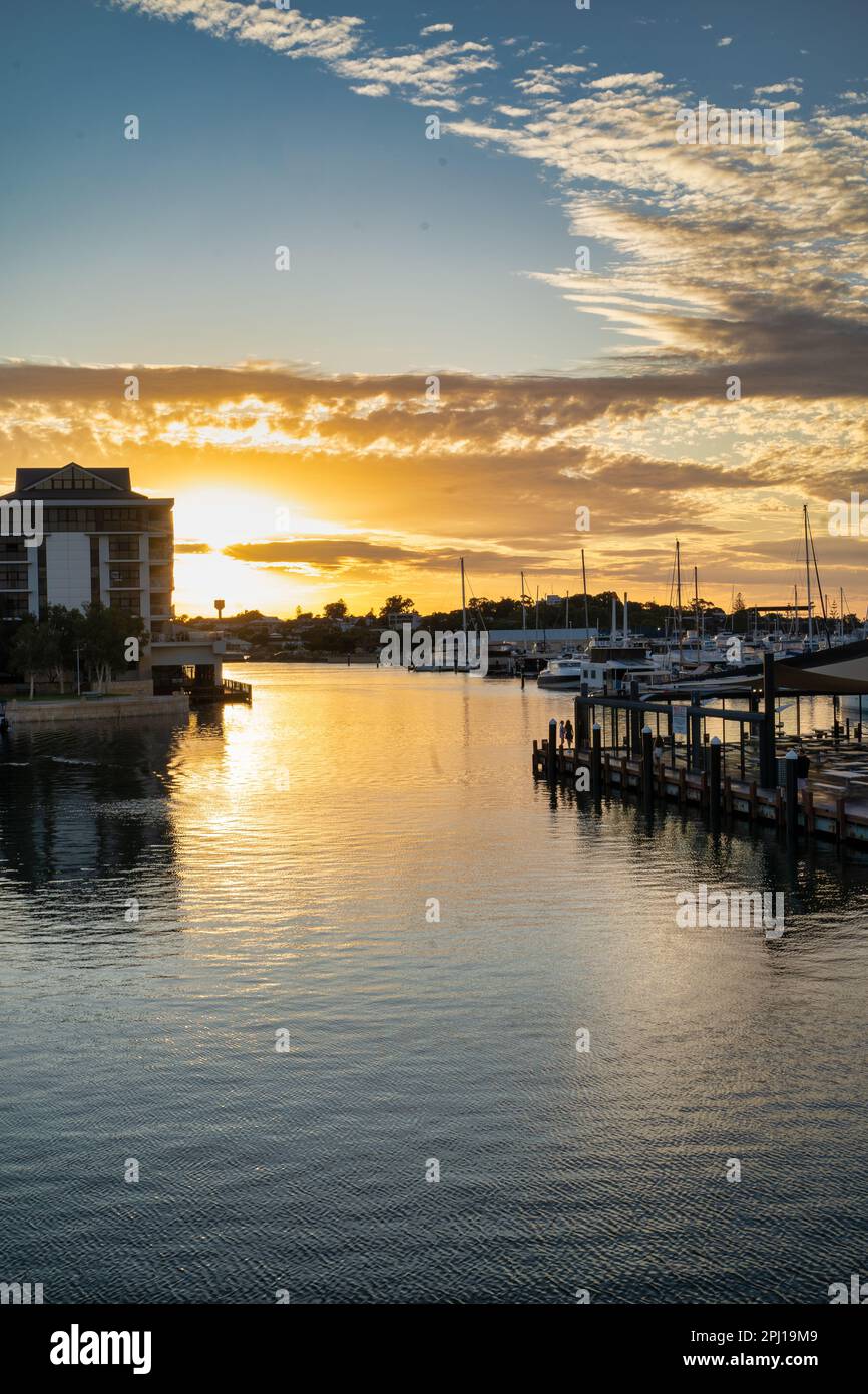 Glühender Sonnenuntergang am Ocean Marina, Mandurah und seinen wunderschönen Wasserstraßen an der Südwestküste von Westaustralien. Stockfoto