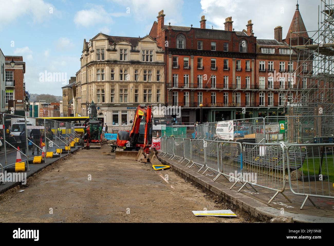 Windsor, Berkshire, Großbritannien. 30. März 2023. Um einen der Türme von Windsor Castle wurde ein Gerüst aufgestellt, da daran gearbeitet werden muss. Die Straße vor dem Heinrich-VIII-Tor bei Windsor Castle wird ebenfalls Fußgängerzone sein und es wurden Arbeiten daran begonnen. Allerdings ist der Zeitpunkt nicht gut, da Windsor für die Krönung von König Karl sehr beschäftigt sein wird, da ein großes Konzert auf dem Gelände von Windsor Castle stattfindet. Kredit: Maureen McLean/Alamy Live News Stockfoto