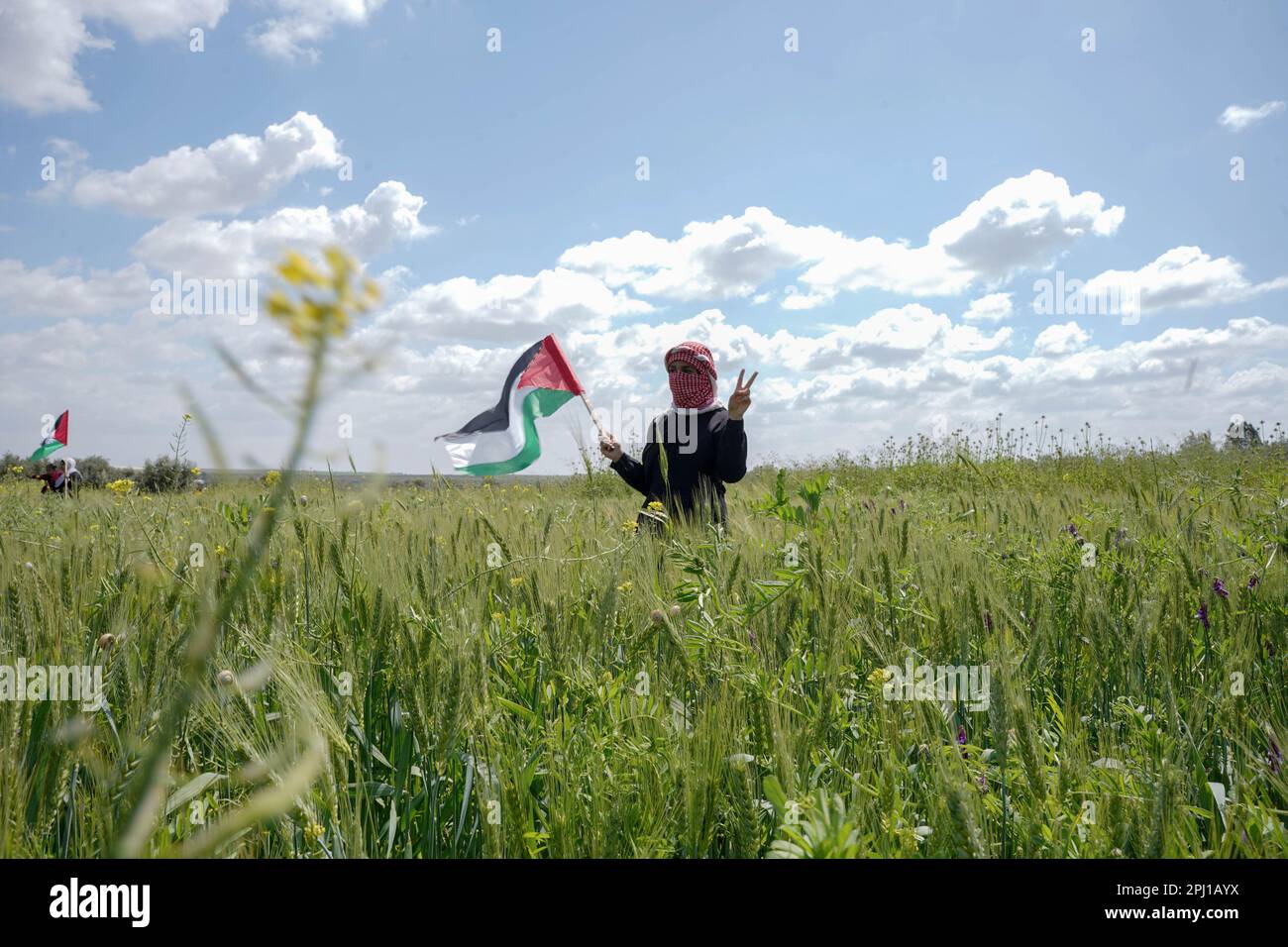 Gaza, Palästina. 30. März 2023. (INT) am Tag der Erde gehen Hunderte von Palästinensern an die Grenzen des Gazastreifens. 30. März 2023, Gaza, Palästina: Hunderte von Palästinensern gingen an die östlichen Grenzen des Gazastreifens, um ihren Zorn zum Ausdruck zu bringen und das Recht auf Rückkehr in ihr Land zu fordern, das vor 75 Jahren von der zionistischen Besetzung besetzt war. (Kreditbild: © Saher Elghorra/TheNEWS2 via ZUMA Press Wire) NUR REDAKTIONELLE VERWENDUNG! Nicht für den kommerziellen GEBRAUCH! Stockfoto