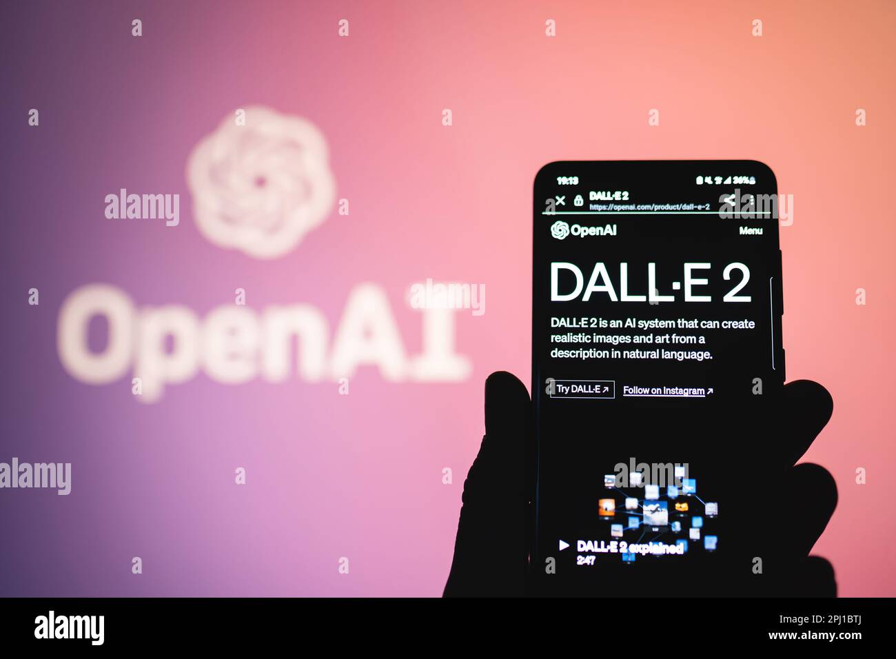 DALL-E 2 von OpenAI Webseite auf dem Telefonbildschirm. Dalle ist ein Programm der künstlichen Intelligenz, das KI-Bilder und -Kunst aus einer Textbeschreibung erstellt. AI-Logo-Hintergrund öffnen. Swansea, Großbritannien - 30. März 2023. Stockfoto
