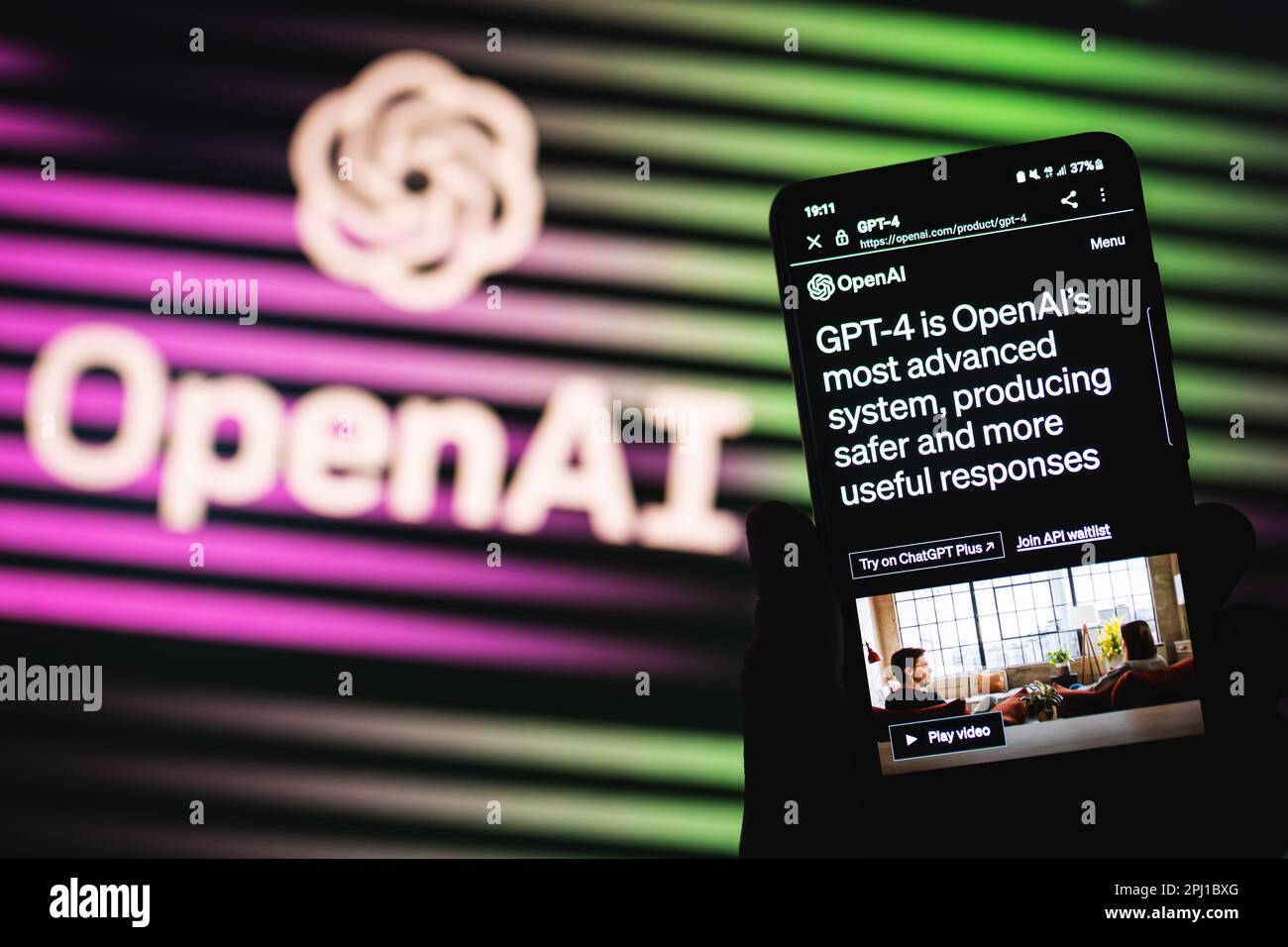 OpenAI GPT-4 AI-Chatbot-Release-Seite auf dem Telefonbildschirm. Verfügbar über ChatGPT Plus. AI-Logo-Hintergrund öffnen. Swansea, Großbritannien - 30. März 2023. Stockfoto