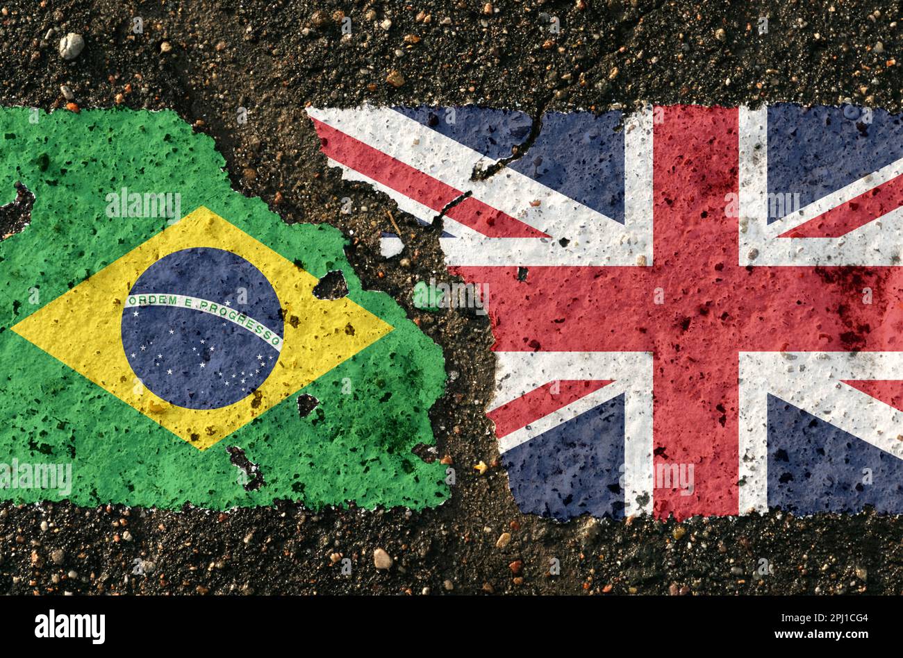 Auf dem Bürgersteig befinden sich Bilder der Flaggen Brasiliens und Großbritanniens als Symbol der Konfrontation zwischen den beiden Ländern. Konzeptionelle Abbildung Stockfoto