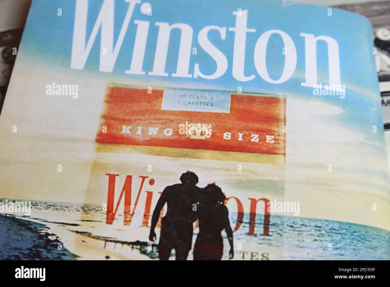 Viersen, Deutschland - März 9. 2023: Nahaufnahme der Winston-Zigarettenwerbung im amerikanischen Magazin von 70s Stockfoto
