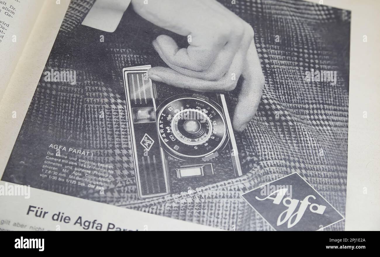 Viersen, Deutschland - März 9. 2023: Kurzdarstellung der Agfa parat-Taschenkamerawerbung im deutschen Zeitschriftstück aus dem Jahr 60s Stockfoto