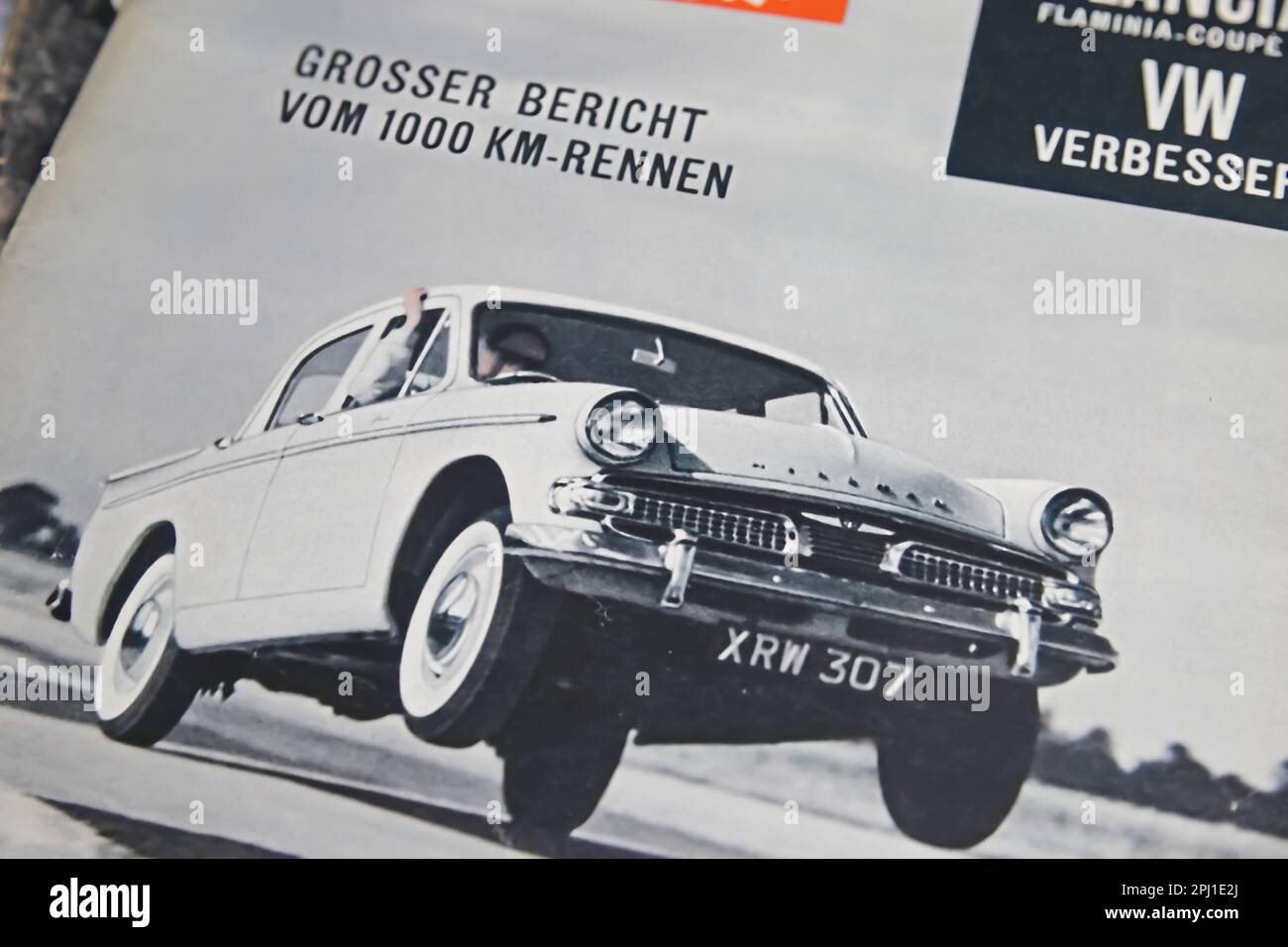 Viersen, Deutschland - März 9. 2023 Uhr: Nahaufnahme von 1961 deutschem Automobil-Journal mit british Hillman Super Minx-Auto auf der Titelseite Stockfoto