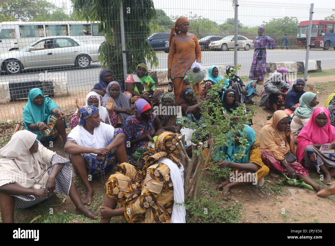 Mitglieder des All Progressive Congress (APC) und designierte Pro-Präsidentin Bola Tinubu protestieren für die Verteidigung der Demokratie und des Mandats von Bola Tinubu als designierter Präsident der kürzlich abgeschlossenen Parlamentswahlen in Abuja, Nigeria. Stockfoto