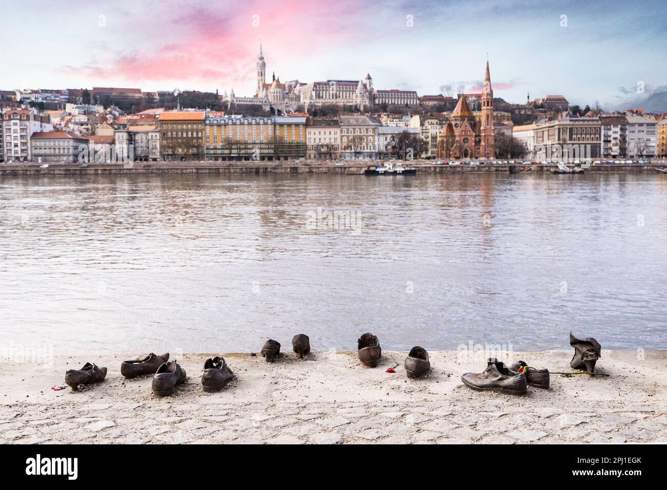 Die Schuhe am Donauufer sind eine Gedenkstätte zu Ehren der Juden, die während des Zweiten Weltkriegs in Budapest massakriert wurden Stockfoto