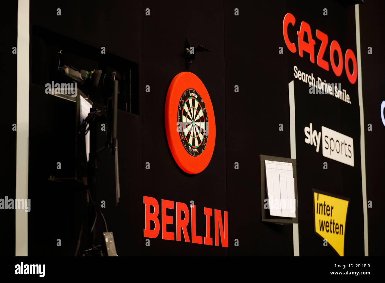Berlin, Deutschland. 30. März 2023. Dart: Premiere League, 9. ligatag in der Mercedes-Benz Arena; Smith (England) gegen Van den Bergh (Belgien). Darts des Turniers. Kredit: Jean-Marc Wiesner/dpa/Alamy Live News Stockfoto