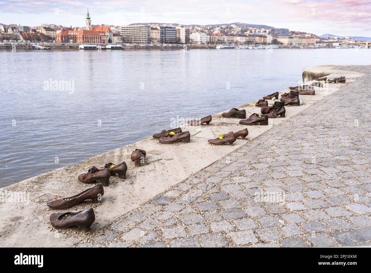 Die Schuhe am Donauufer sind eine Gedenkstätte zu Ehren der Juden, die während des Zweiten Weltkriegs in Budapest massakriert wurden Stockfoto