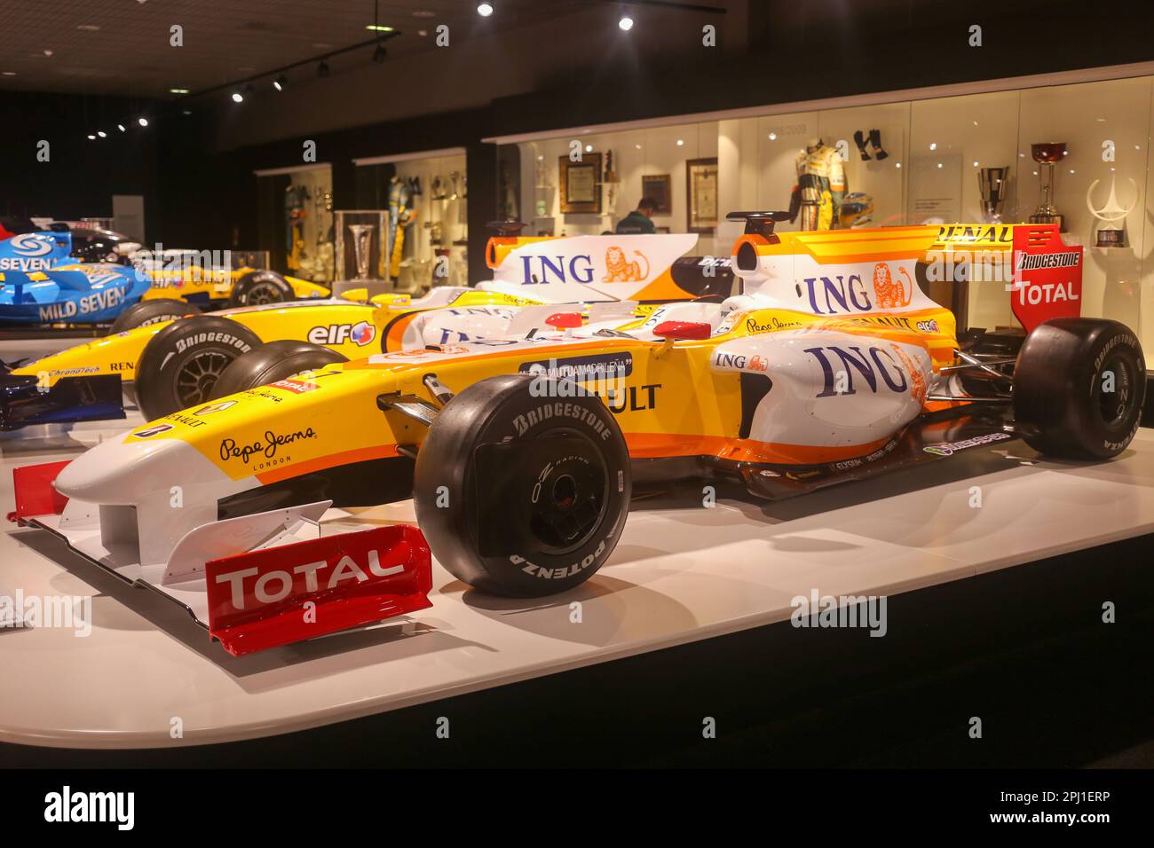 Cayes, Spanien, 30. März 2023: Der Renault RS27-2009, bevor er nach Ferrari zog, wo er während eines Besuchs im Fernando Alonso Museum am 30. März 2023 im Fernando Alonso Museum and Circuit in Cayes, Spanien ein Podium erreichte. Kredit: Alberto Brevers / Alamy Live News Stockfoto