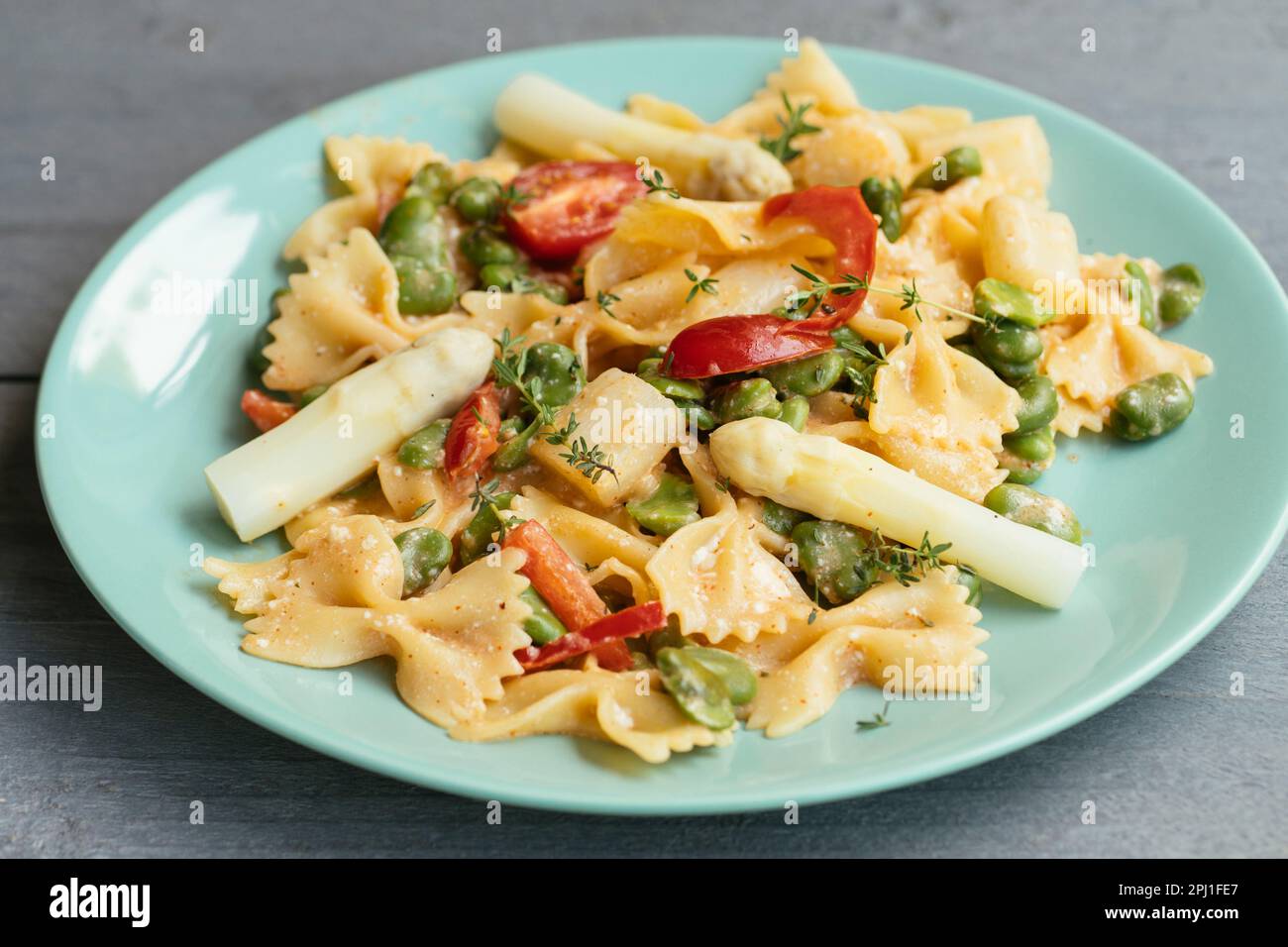 Fliege Pasta mit Spargel und Avabohnen Stockfoto