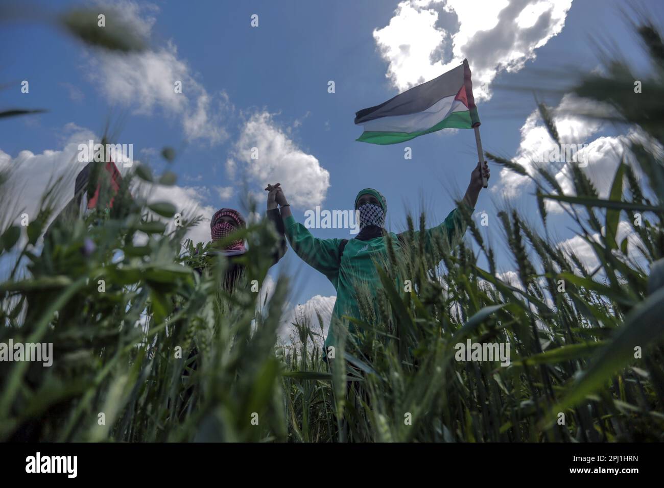 30. März 2023, Gaza-Stadt, Gaza-Streifen, Palästina: Palästinenser nehmen am 30. März 2023 an einem Protest Teil, der an der Grenze zwischen Israel und dem Gaza-Streifen im Osten des Gaza-Streifens stattfand. Der Tag erinnert an die Ereignisse vom 30. März 1976, als in arabischen Städten Märsche und ein Generalstreik gegen die Entscheidung der israelischen Regierung organisiert wurden, große Teile palästinensischen Landes zur Siedlung zu enteignen. Die jährliche Veranstaltung fordert das palästinensische Recht auf Rückkehr in das Land, aus dem sie nach der Gründung Israels im Jahr 1948 vertrieben wurden. Blick auf die partielle Sonnenfinsternis im gazastreifen am Oktober Stockfoto