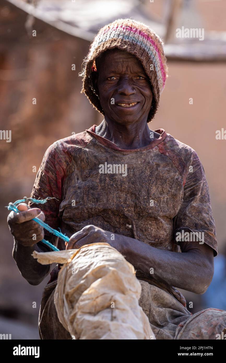 Porträt eines Mannes in einer lokalen Bräunungsindustrie in Kano. Die örtlichen Gerbereien in Kano sind die ältesten in Nigeria und auch die größten Lederlieferanten in Nigeria. Diese lokale Gerberei soll Ziegen-, Schlangen-, Krokodil- und Alligatorhäute herstellen, die in verschiedene Teile der Welt exportiert werden. Nigeria. Stockfoto