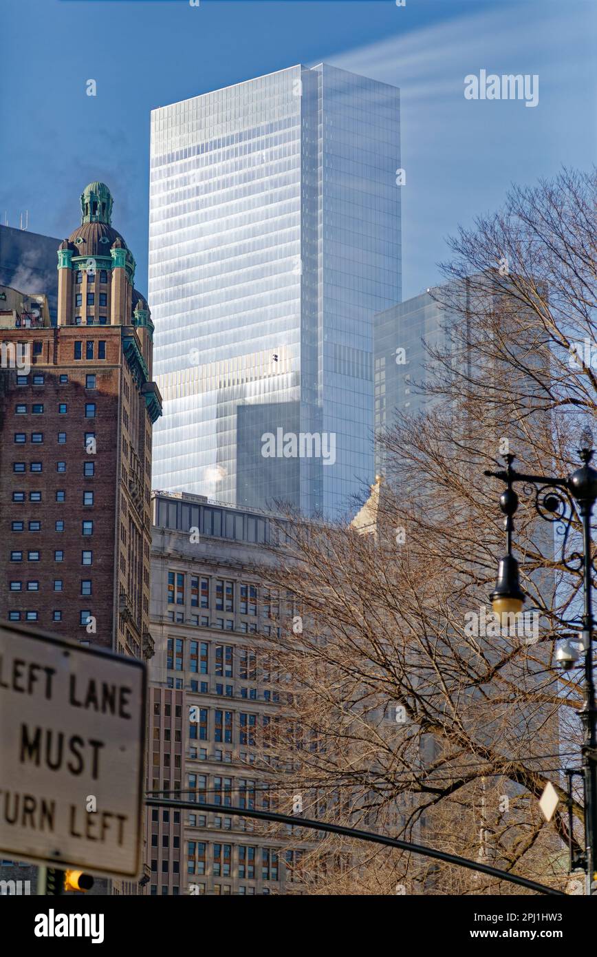 4 World Trade Center Contrail bildet sich, da die feuchtigkeitsgeladene Luft im Gefolge des Gebäudes schnell abkühlt. (2014 Foto, bevor das World Trade Center 3 gebaut wurde.) Stockfoto