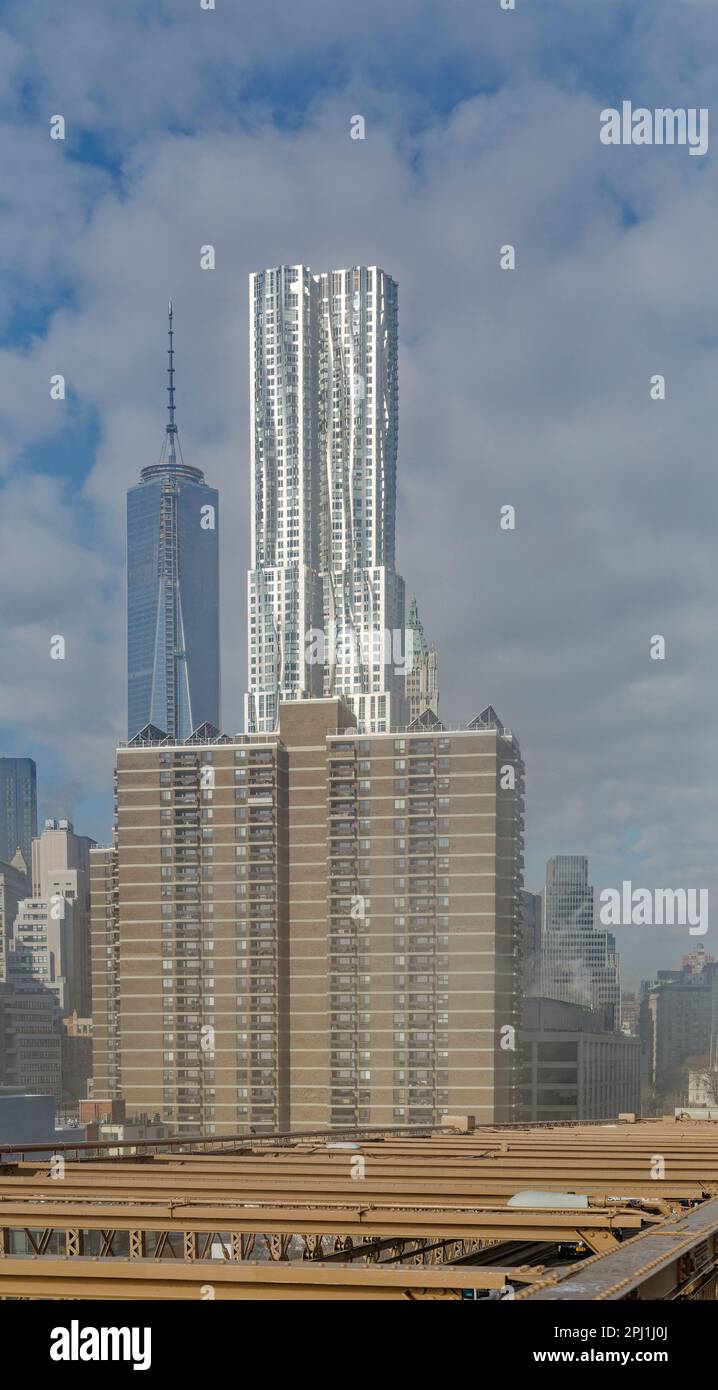 8 Spruce Street, auch bekannt als New York by Gehry, hat eine gewellte Wandfassade aus Edelstahl, die angeblich einen echten Vorhang imitiert. Stockfoto