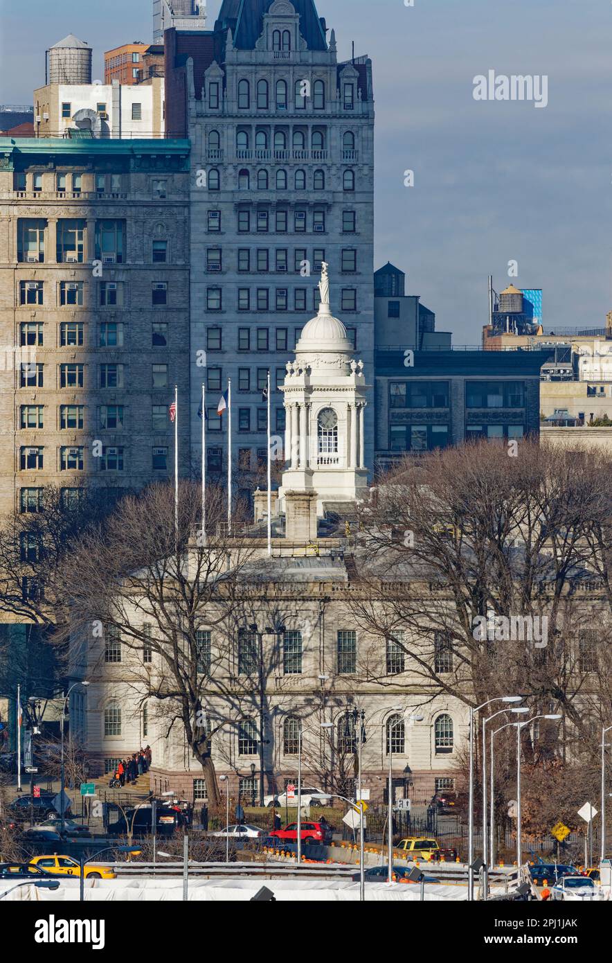 Das Rathaus, ein nationales und NYCWahrzeichen, ist komplett mit Stein verkleidet. Das Gebäude