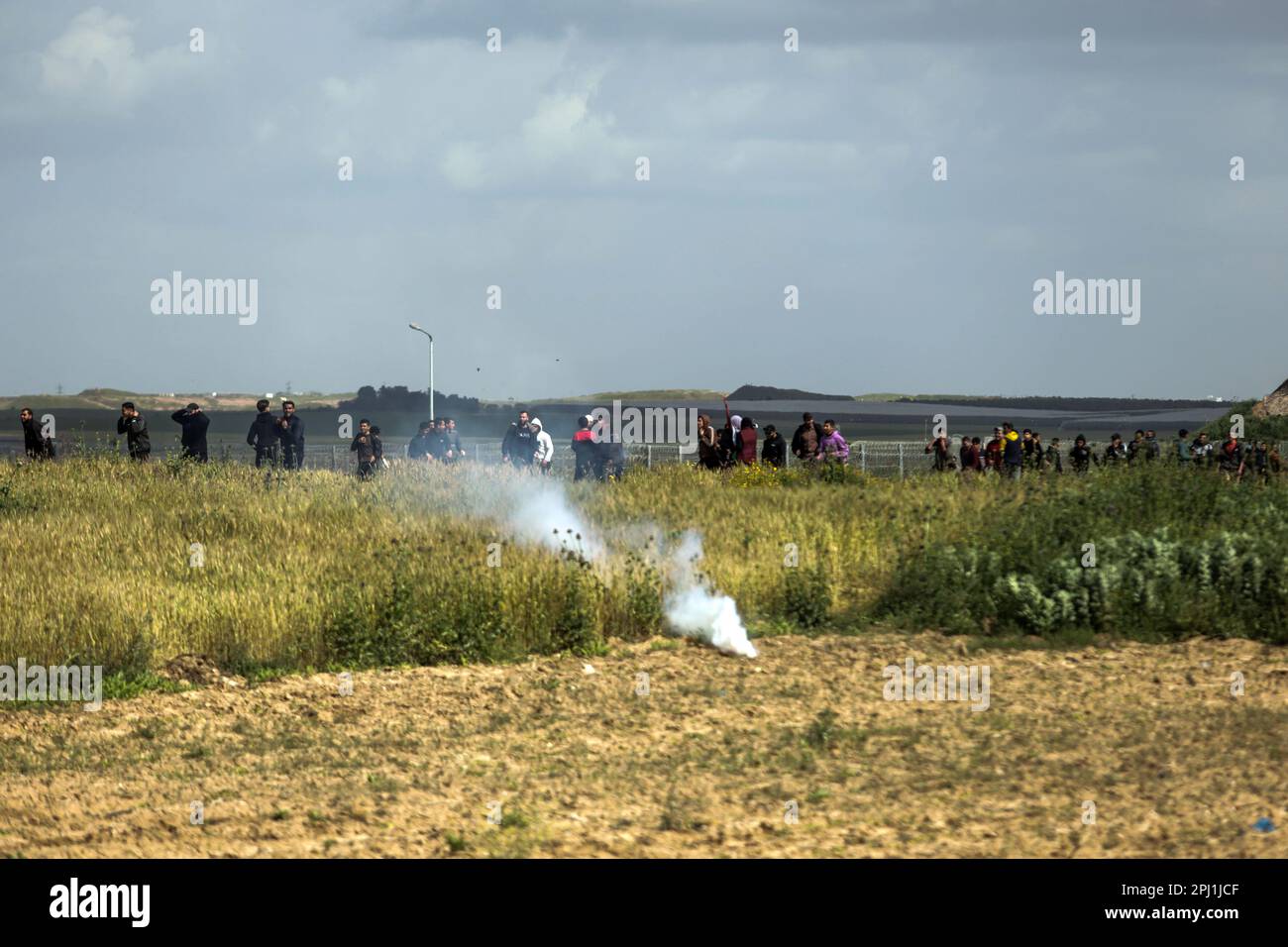 30. März 2023, Gaza-Stadt, Gaza-Streifen, Palästina: Palästinenser nehmen am 30. März 2023 an einem Protest Teil, der an der Grenze zwischen Israel und dem Gaza-Streifen im Osten des Gaza-Streifens stattfand. Der Tag erinnert an die Ereignisse vom 30. März 1976, als in arabischen Städten Märsche und ein Generalstreik gegen die Entscheidung der israelischen Regierung organisiert wurden, große Teile palästinensischen Landes zur Siedlung zu enteignen. Die jährliche Veranstaltung fordert das palästinensische Recht auf Rückkehr in das Land, aus dem sie nach der Gründung Israels im Jahr 1948 vertrieben wurden. Blick auf die partielle Sonnenfinsternis im gazastreifen am Oktober Stockfoto