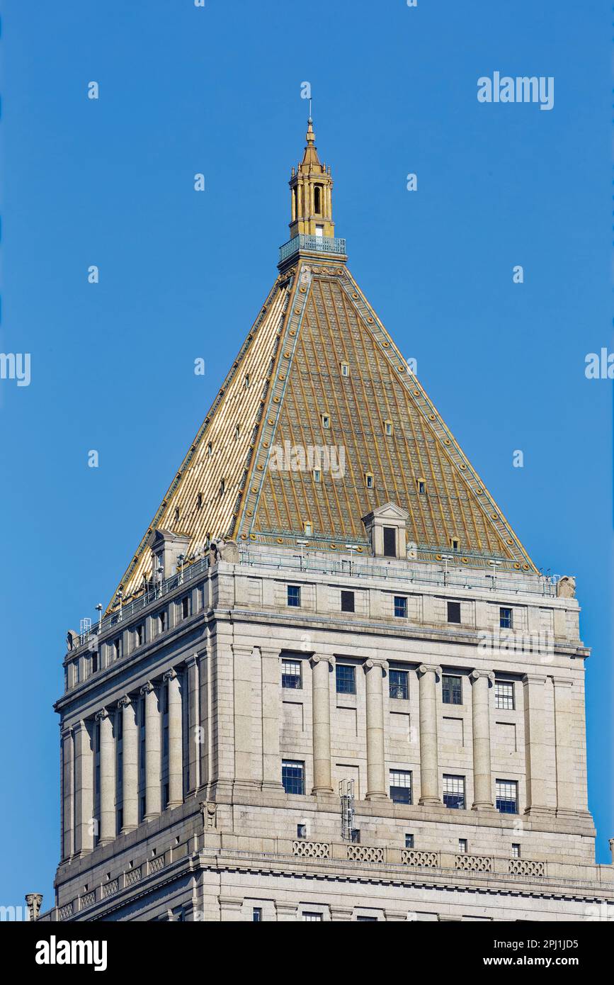 Das Thurgood Marshall United States Courthouse wird von einem vergoldeten Pyramidendach gekrönt, das hier von der Brooklyn Bridge aus gesehen wird. Stockfoto