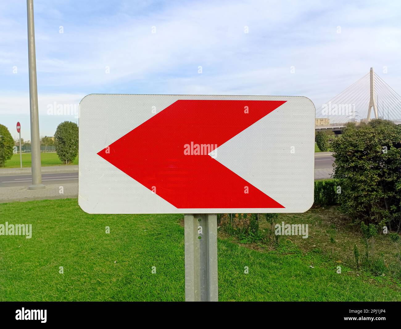 Verkehrsschild - roter Pfeil Stockfoto