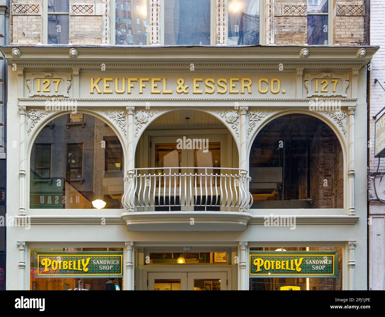 Das Keuffel & Esser Building in der Fulton Street hat aufwändige Terrakottafarben an der Ziegelfassade. Die ehemaligen Büros und Ausstellungsräume sind jetzt Residenzen. Stockfoto