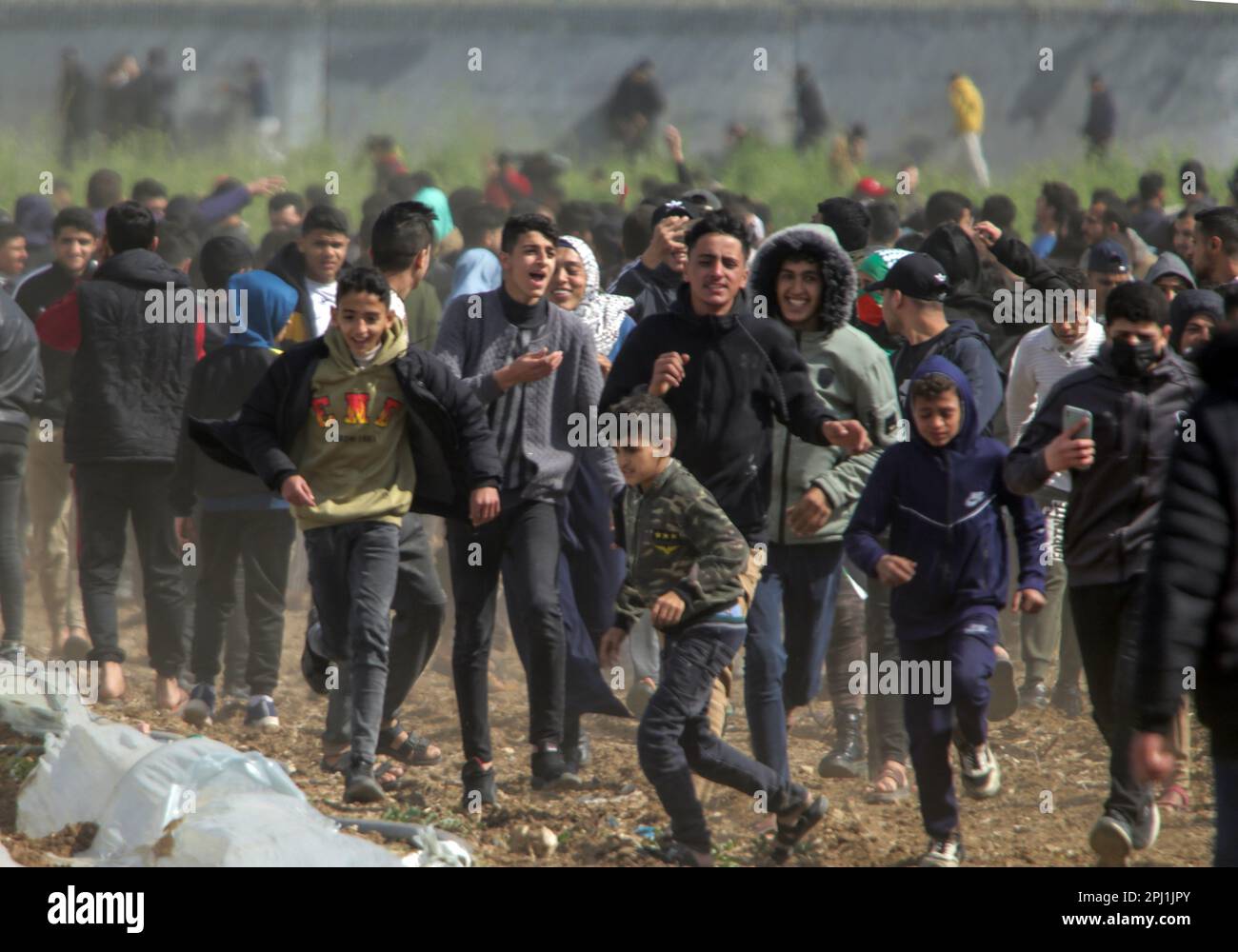 30. März 2023, Gaza-Stadt, Gaza-Streifen, Palästina: Palästinenser nehmen am 30. März 2023 an einem Protest Teil, der an der Grenze zwischen Israel und dem Gaza-Streifen im Osten des Gaza-Streifens stattfand. Der Tag erinnert an die Ereignisse vom 30. März 1976, als in arabischen Städten Märsche und ein Generalstreik gegen die Entscheidung der israelischen Regierung organisiert wurden, große Teile palästinensischen Landes zur Siedlung zu enteignen. Die jährliche Veranstaltung fordert das palästinensische Recht auf Rückkehr in das Land, aus dem sie nach der Gründung Israels im Jahr 1948 vertrieben wurden. Blick auf die partielle Sonnenfinsternis im gazastreifen am Oktober Stockfoto