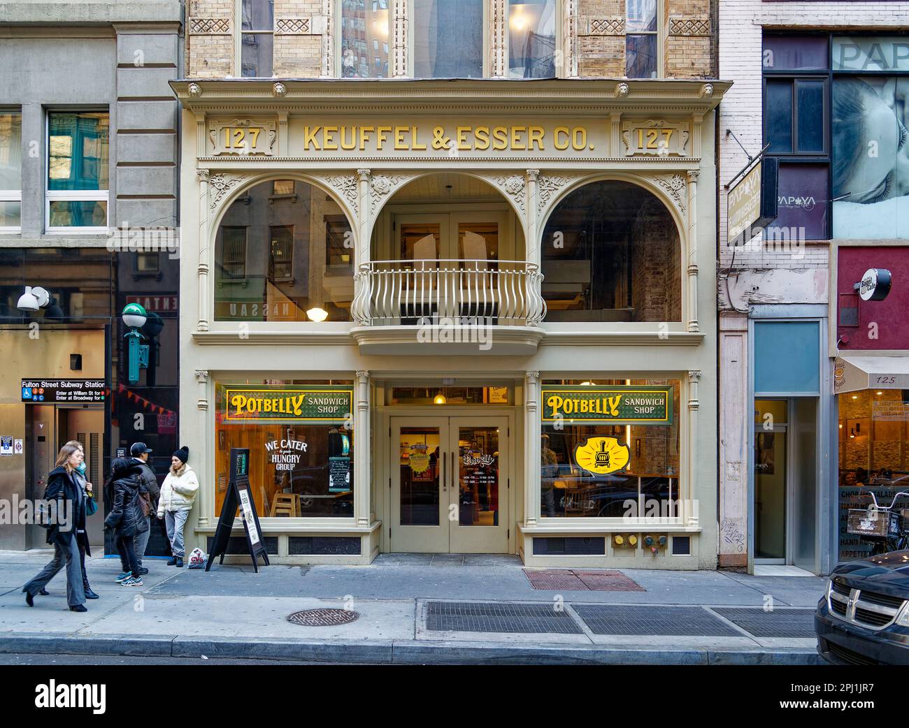 Das Keuffel & Esser Building in der Fulton Street hat aufwändige Terrakottafarben an der Ziegelfassade. Die ehemaligen Büros und Ausstellungsräume sind jetzt Residenzen. Stockfoto