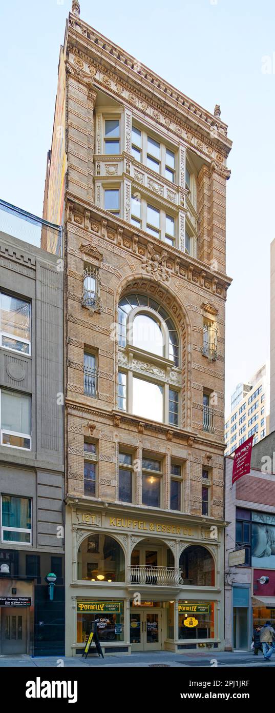 Das Keuffel & Esser Building in der Fulton Street hat aufwändige Terrakottafarben an der Ziegelfassade. Die ehemaligen Büros und Ausstellungsräume sind jetzt Residenzen. Stockfoto