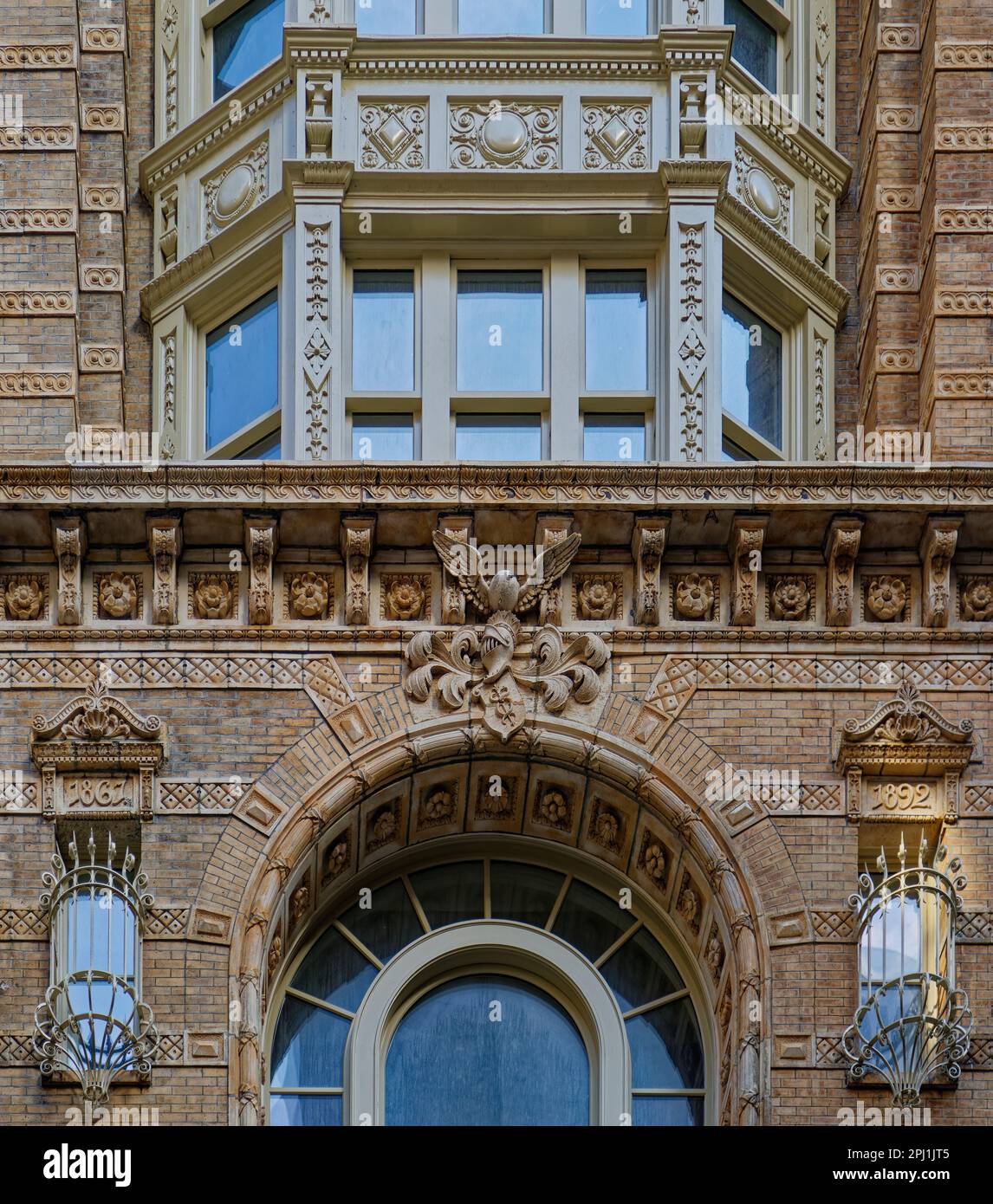 Das Keuffel & Esser Building in der Fulton Street hat aufwändige Terrakottafarben an der Ziegelfassade. Die ehemaligen Büros und Ausstellungsräume sind jetzt Residenzen. Stockfoto