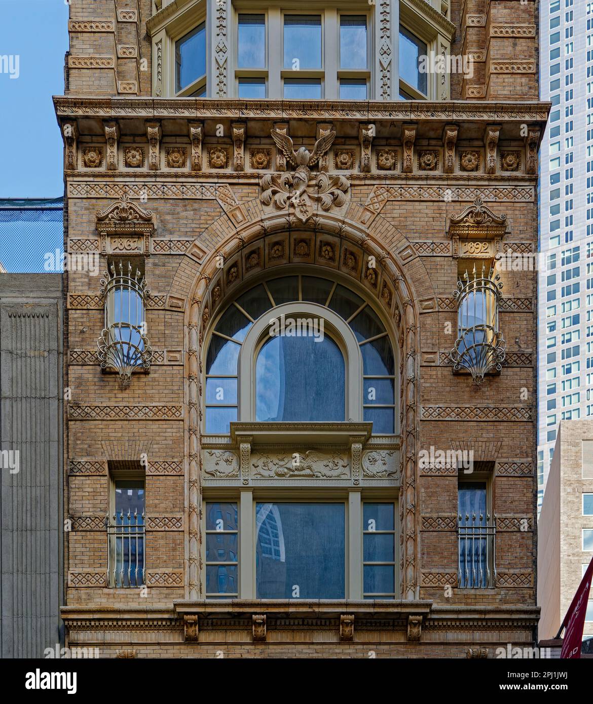 Das Keuffel & Esser Building in der Fulton Street hat aufwändige Terrakottafarben an der Ziegelfassade. Die ehemaligen Büros und Ausstellungsräume sind jetzt Residenzen. Stockfoto