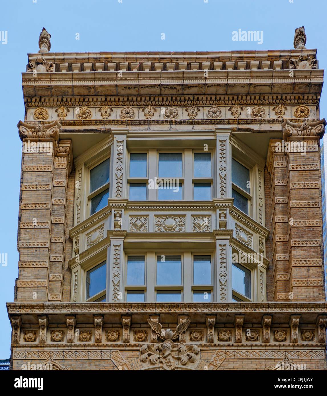 Das Keuffel & Esser Building in der Fulton Street hat aufwändige Terrakottafarben an der Ziegelfassade. Die ehemaligen Büros und Ausstellungsräume sind jetzt Residenzen. Stockfoto