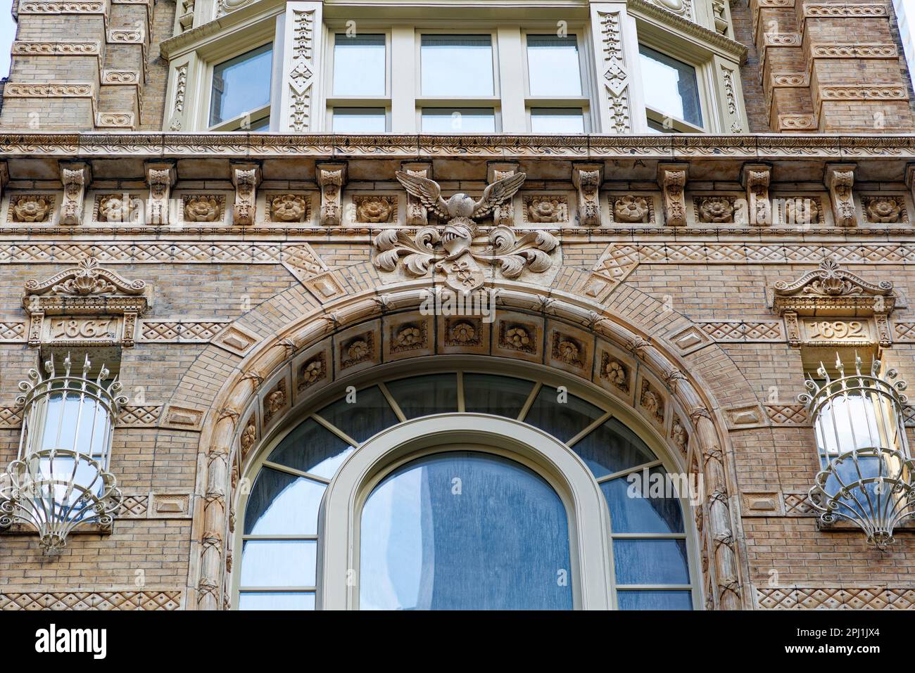 Das Keuffel & Esser Building in der Fulton Street hat aufwändige Terrakottafarben an der Ziegelfassade. Die ehemaligen Büros und Ausstellungsräume sind jetzt Residenzen. Stockfoto