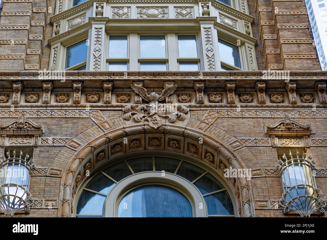 Das Keuffel & Esser Building in der Fulton Street hat aufwändige Terrakottafarben an der Ziegelfassade. Die ehemaligen Büros und Ausstellungsräume sind jetzt Residenzen. Stockfoto