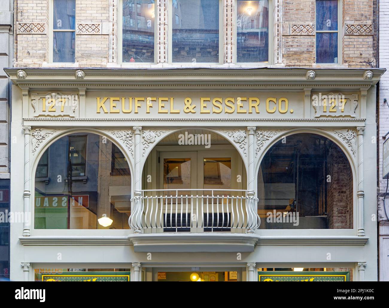 Das Keuffel & Esser Building in der Fulton Street hat aufwändige Terrakottafarben an der Ziegelfassade. Die ehemaligen Büros und Ausstellungsräume sind jetzt Residenzen. Stockfoto