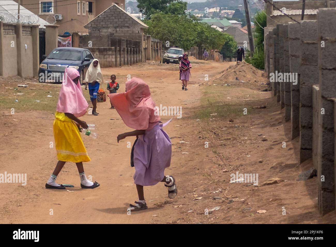 Schulmädchen spielen nach den Schulstunden auf der Straße in Abuja, Nigeria. Stockfoto