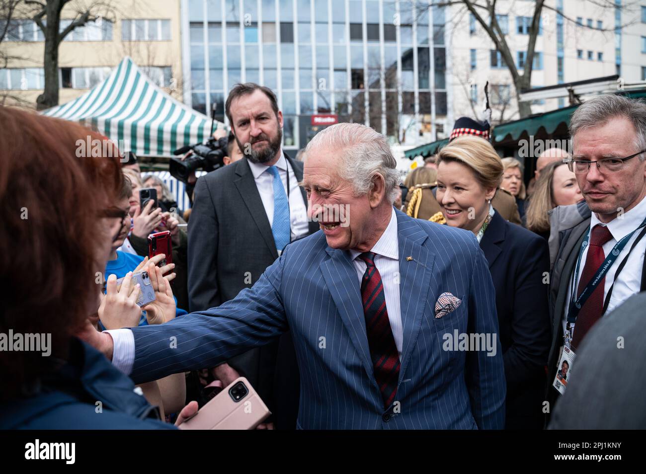 30.03.2023, Berlin, Deutschland, Europa - der britische Monarch König Karl III. Und seine Frau Camilla besuchen den wöchentlichen Bauernmarkt am Wittenbergplatz. Stockfoto