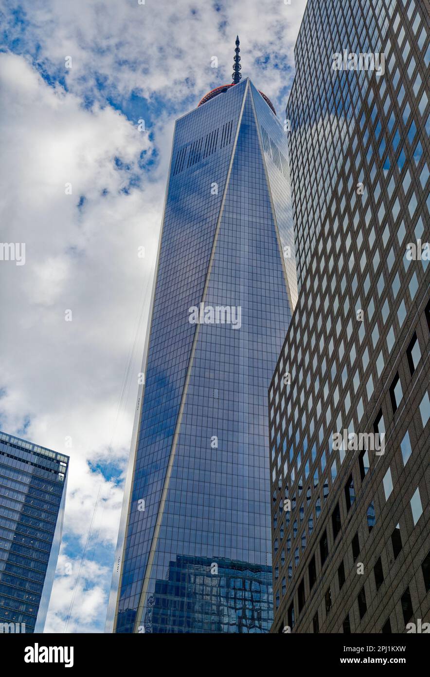 Die Form eines World Trade Center, eines quadratischen Antiprismus, besteht aus acht ineinandergreifenden gleichseitigen Dreiecken aus reflektierendem Glas. Stockfoto