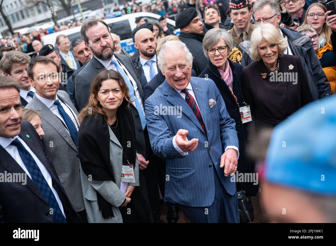 30.03.2023, Berlin, Deutschland, Europa - der britische Monarch König Karl III. Und seine Frau Camilla besuchen den wöchentlichen Bauernmarkt am Wittenbergplatz. Stockfoto